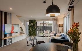 Modern Townhouse Rare Onsite 2 Parking Walk To Northlands And Close To Airport